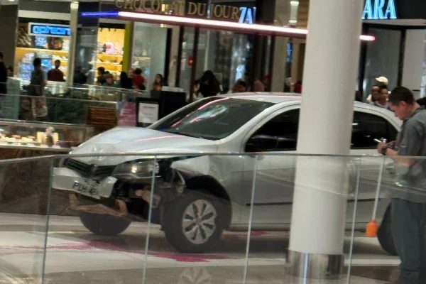 Carro desgovernado invade segundo piso de shopping em Goiânia - Metrópoles