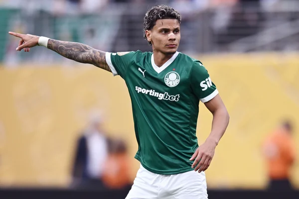 Foto colorida de Richard Ríos, jogador do Palmeiras, durante jogo contra o Porto na Copa do Mundo de Clubes - Metrópoles