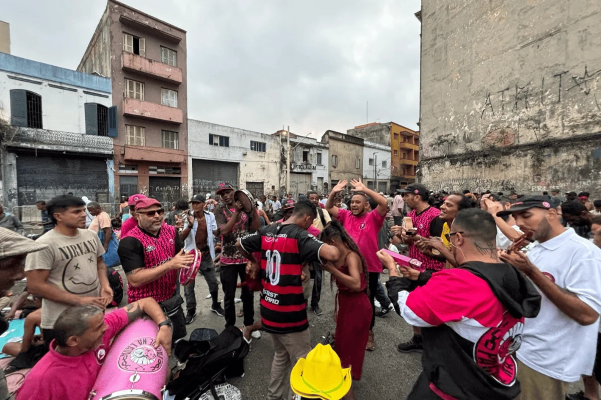 Grupo "Pagode Na Lata" se apresentando no antigo território da Cracolândia Grupo "Pagode Na Lata" se apresentando no antigo território da Cracolândia