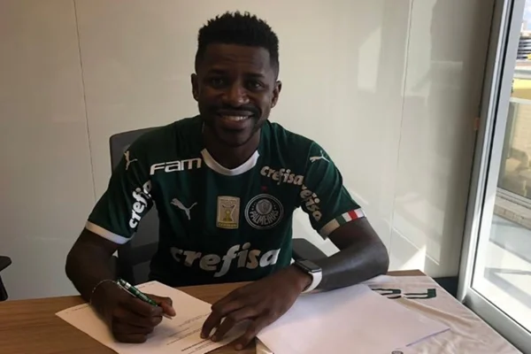 Ramires faz primeiro treino no Palmeiras e conhece o elenco