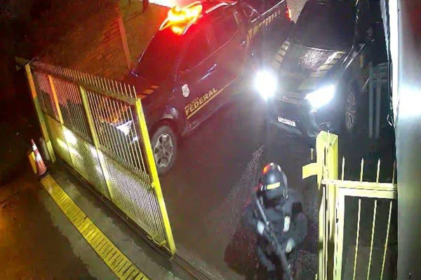 Imagem colorida mostra viaturas e policial durante tentativa de assalto de carro-forte no Aeroporto de Caxias do Sul, no Rio Grande do Sul - Metrópoles