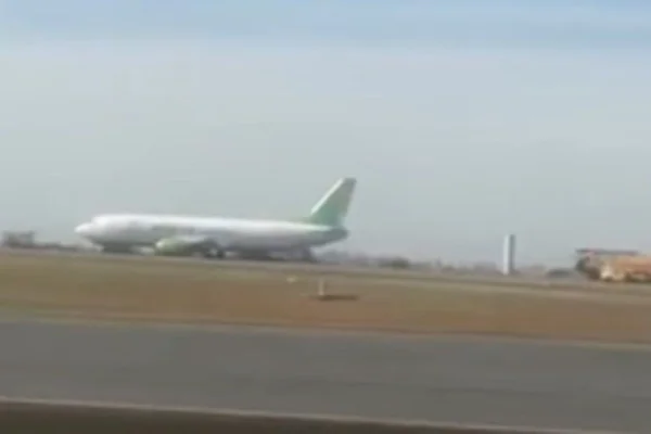 Imagem colorida de avião fazendo pouso de emergência no Viracopos. Metrópoles