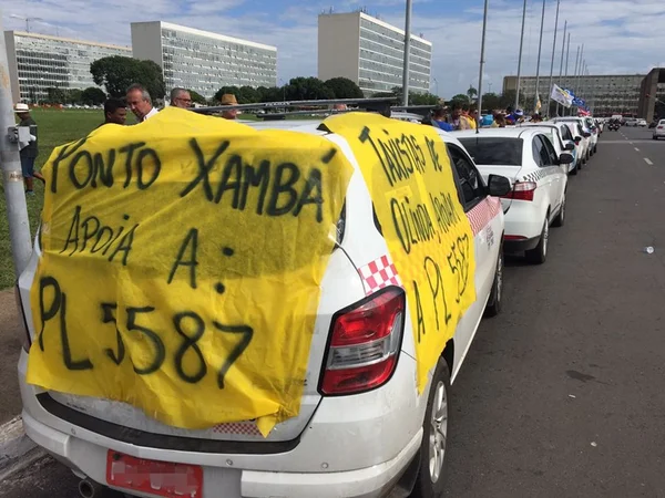 Taxistas de 13 estados fazem protesto contra Uber no Congresso