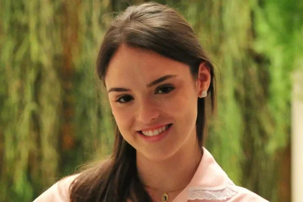 Isabelle Drummond como a personagem Cida em Cheias de Charme