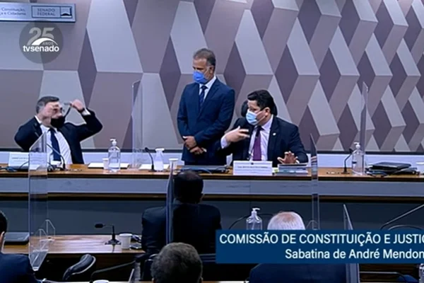 Em sabatina, André Mendonça dispensa uso de máscara contra Covid