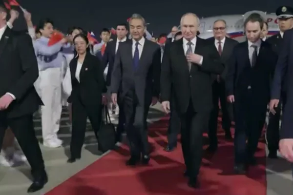 imagem colorida da chegada do putin à china
