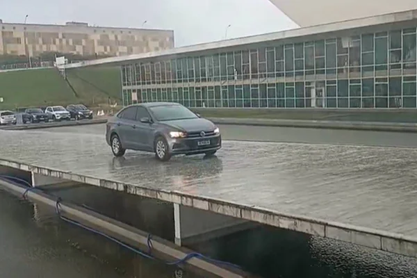 carro sobe a rampa da Câmara