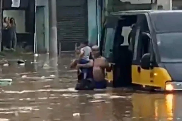 Vídeo: crianças ficam presas em van escolar durante alagamento em SP