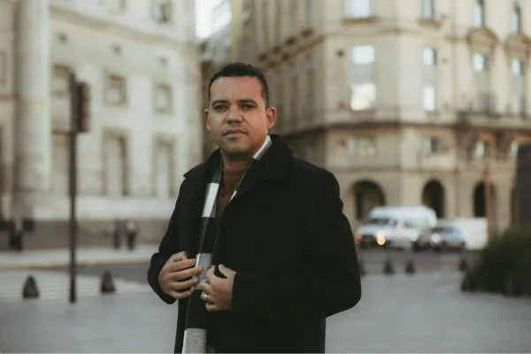 Imagem colorida mostra Emanuel Sabino