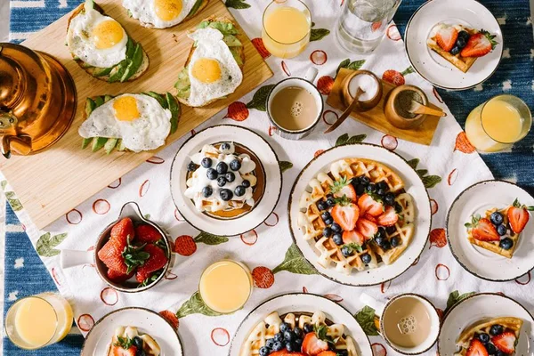 Chega de brunch! Atrasar refeições no fim de semana pode engordar