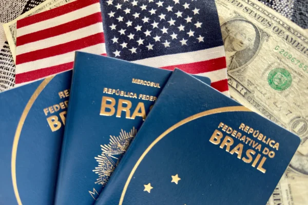 Passaporte brasileiro, dólar e bandeira dos EUA - Metrópoles