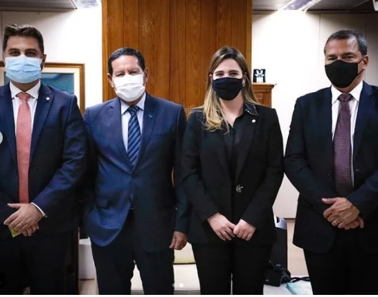 Mourão e família Garotinho