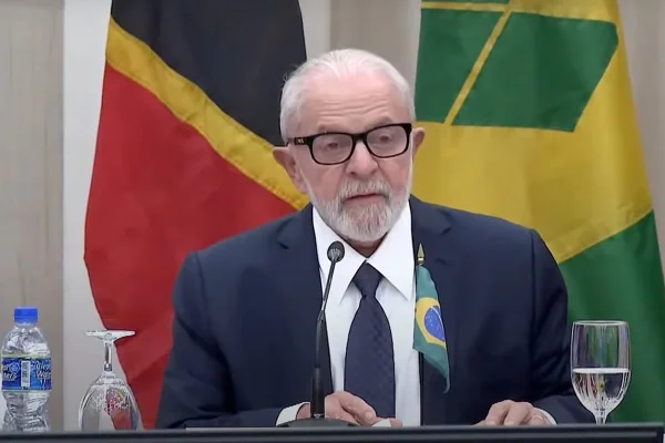 Imagem colorida do presidente Lula em discurso na Guiana - Metrópoles