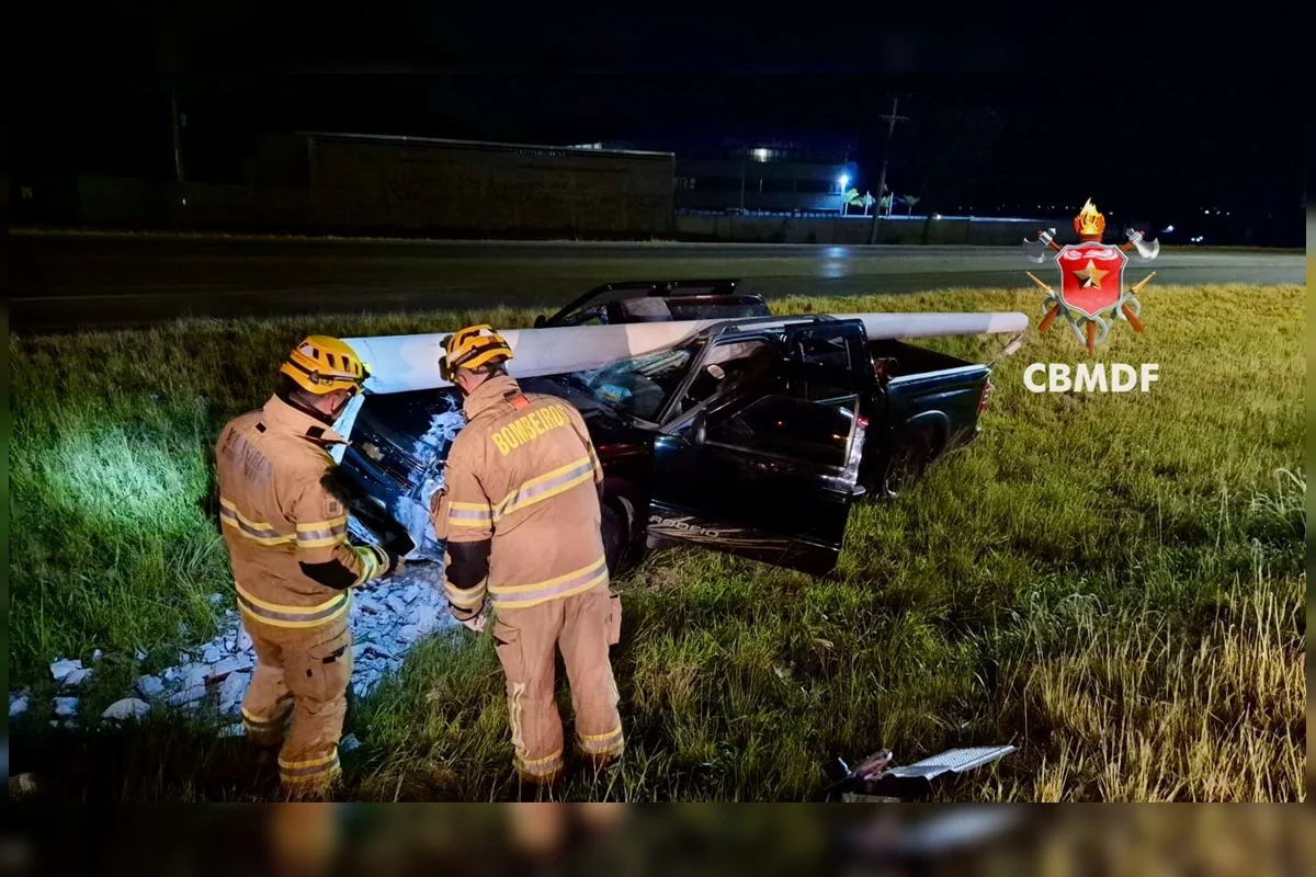 Veículo destruído após colisão com poste na BR-070; dois ocupantes não precisam de hospital