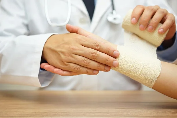 Jovem que pode perder movimentos da mão luta por cirurgia no DF
