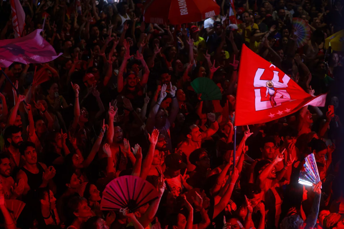 Eleitores de Lula entoam Hino Nacional em rua lotada na Asa Norte - imagem 3 Eleitores de Lula entoam Hino Nacional em rua lotada na Asa Norte - imagem 3
