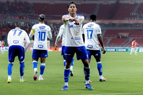 Cruzeiro vence Internacional e sobe na tabela do Campeonato Brasileiro