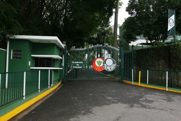 Portaria da Academia de Futebol, vista da calçada