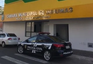 Carro da Polícia Civil de Goiás na porta da sede da Câmara Municipal de Inhumas, em Goiás