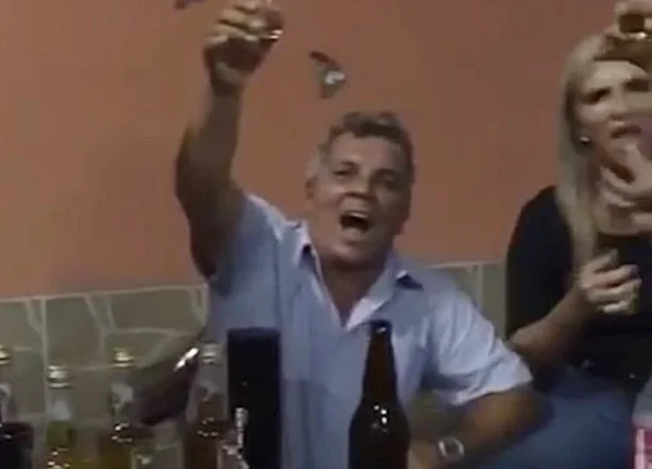 Alberto Fraga comemora condenação de Lula com cachaça de 12 anos