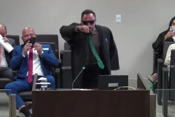 Advogado que representa a si mesmo recita poesia e joga capoeira no TJGO