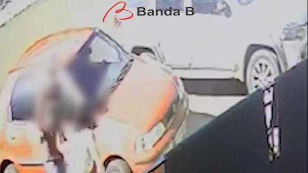 Vídeo: jovem é baleada pelo ex-namorado em frente a delegacia do PR
