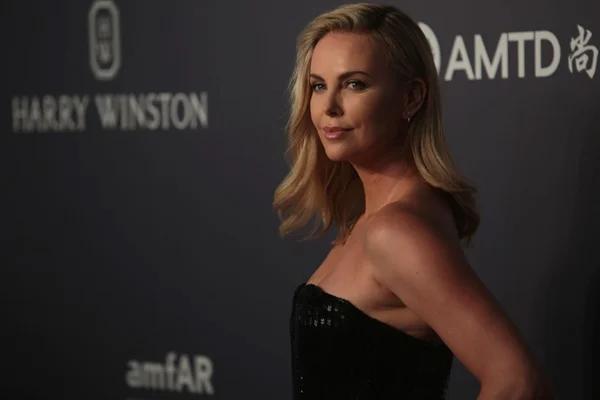 Em entrevista, Charlize Theron revela que sua mãe assassinou o pai