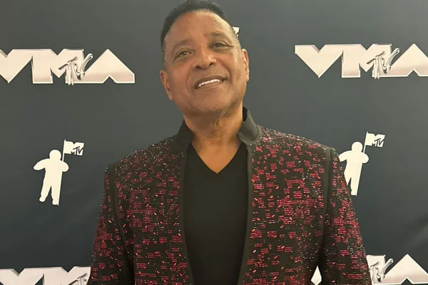 Stevie B posa nos bastidores de um evento - Metrópoles