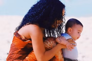 Lorena Maria posa na praia com o filho, Rás