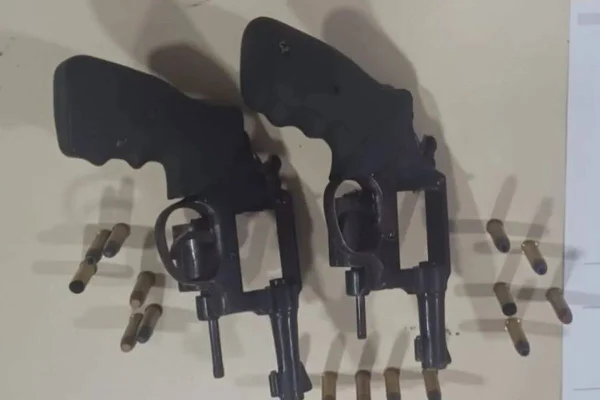 imagem colorida armas apreendidas troca de tiros cemiterio