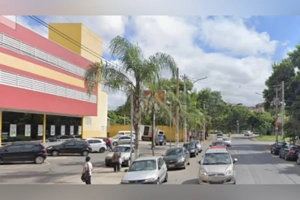 Homem é espancado por populares após assediar jovem em supermercado