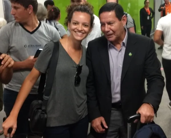 Vice de Bolsonaro minimiza polêmicas e diz ser “um cara sincero”