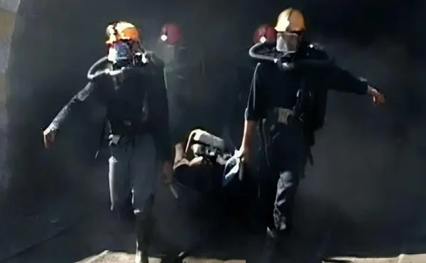 Equipes de resgate retiram corpo de mineiro morto em explosão no Irã