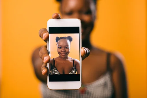 Alô, tiktoker: 5 itens fundamentais para fazer fotos e vídeos sozinha