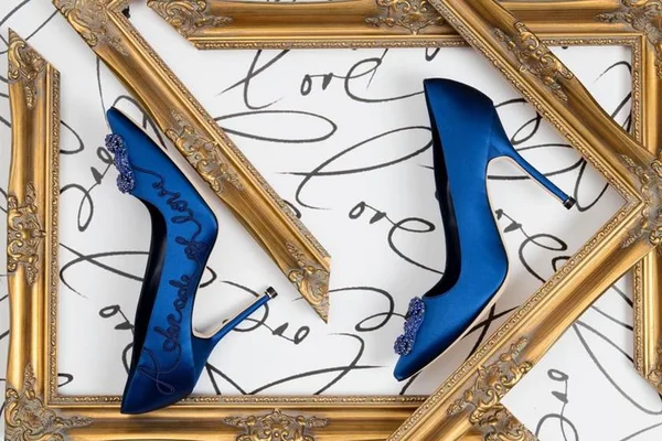 Manolo Blahnik relança sapato icônico do casamento de Carrie Bradshaw