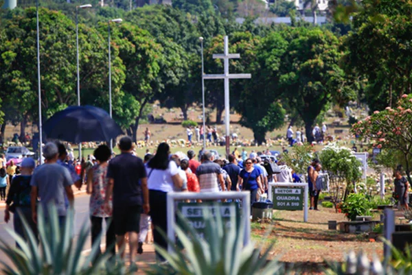 Finados: cemitérios do DF recomendam que homenagens sejam feitas de casa