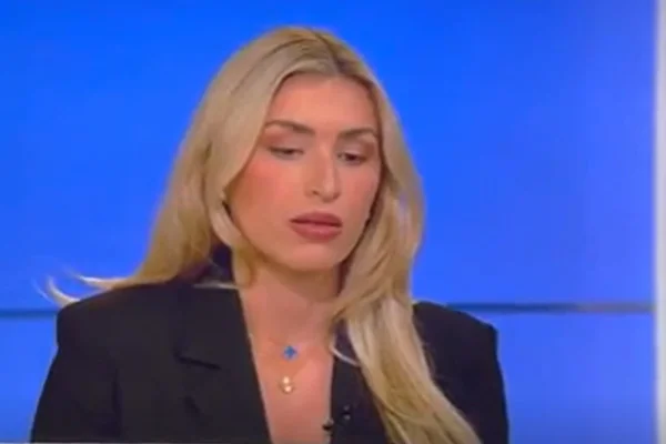 Imagem colorida de mulher com terno