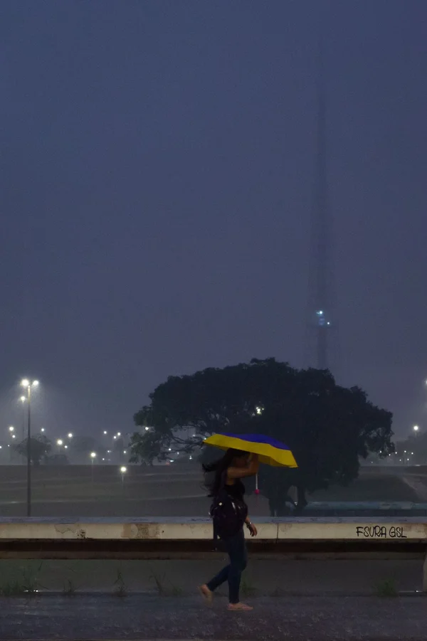 Pessoas se protegem da chuva na Rodoviária do Plano Piloto - Metrópoles