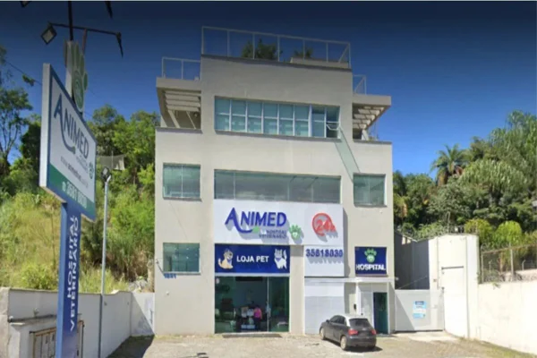 Clínica veterinária em Nova Lima está fechada desde 2019 por ordem judicial
