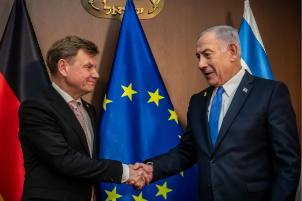 Foto colorida do ministro das Relações Exteriores alemão, Johann Wadephul (à esquerda), com o primeiro-ministro israelense, Benjamin Netanyahu - Metrópoles