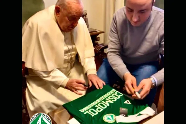 Imagem de Papa Francisco recebendo uma camisa do time italiano Avellino - metrópoles