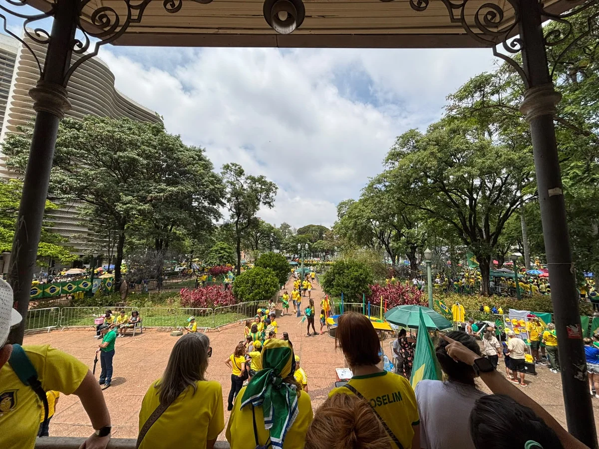 Bolsonaristas esperam Flávio na Praça da Liberdade Bolsonaristas esperam Flávio na Praça da Liberdade