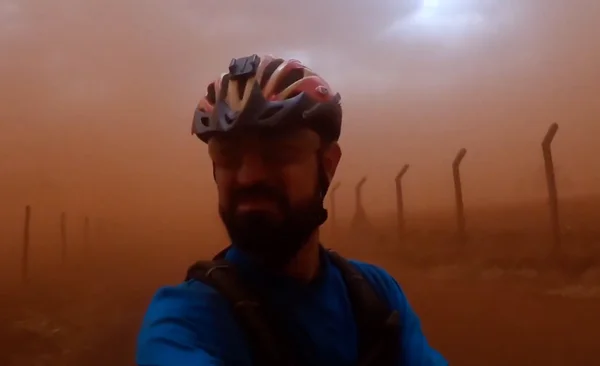 Ciclista atravessou uma nuvem de poeira em Barretos, no interior de São Paulo
