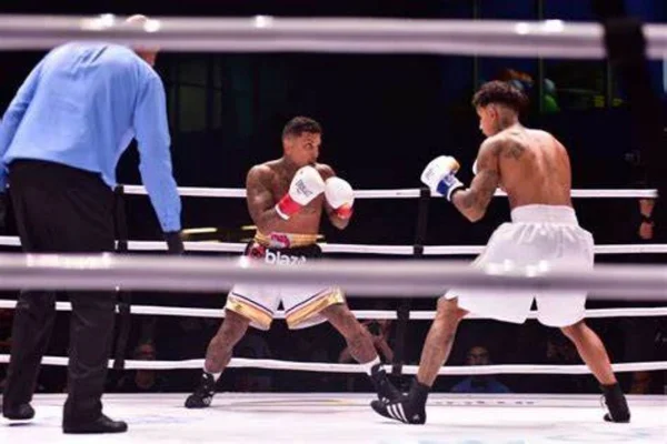 Dynho Alves e Livinho no ringue lutando boxe - Metrópoles