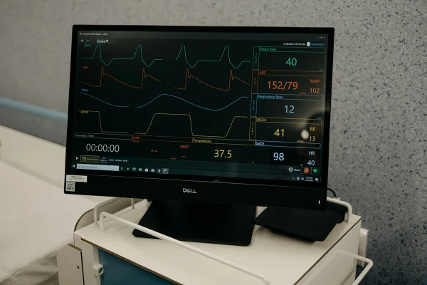 Tela monitorando sinais do corpo. Metrópoles
