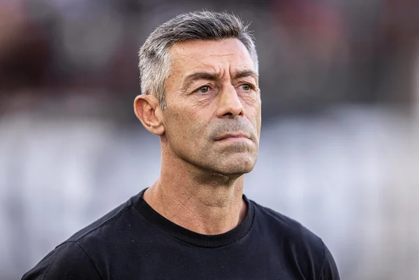 Imagem colorida de Pedro Caixinha - Metrópoles