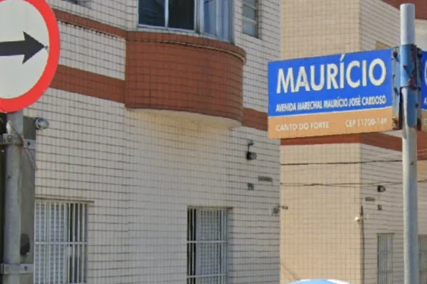 Imagem colorida de placa de rua. Metrópoles