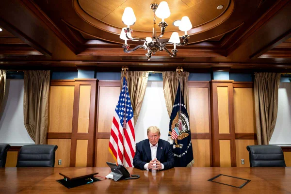 Presidente trump despachando do escritório no hospital para tramento de covid-19