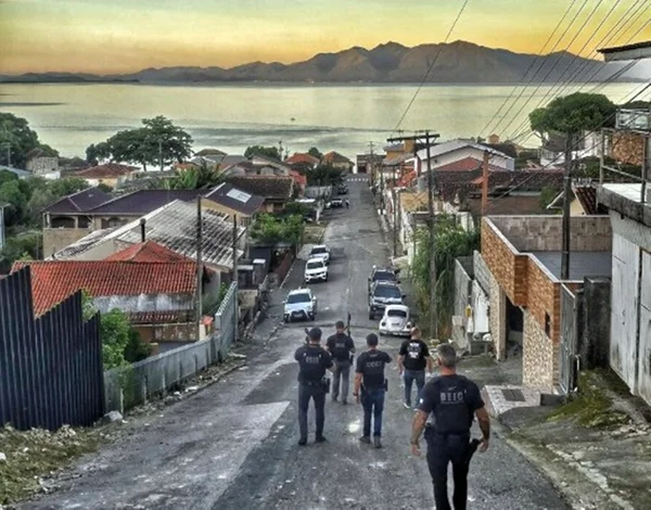 Policiais em rua residencial de Florianópolis, Santa Catarina - Metrópoles