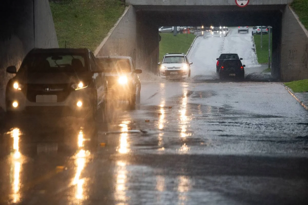 Temporal causa alagamentos e deixa trânsito caótico em Brasília - imagem 2 Temporal causa alagamentos e deixa trânsito caótico em Brasília - imagem 2